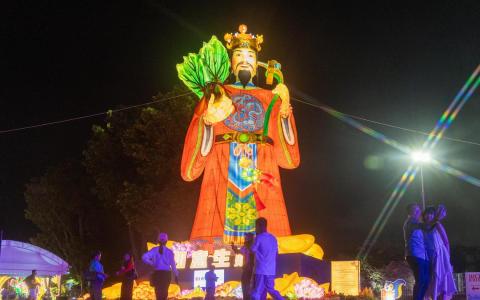 财神爷自1993年常驻春到河畔，是当之无愧的“镇场之宝”。今年，他左手高举玉如意，右手捧着白菜，为每个人送上“如意生财”的美好祝愿。（吴先邦摄）