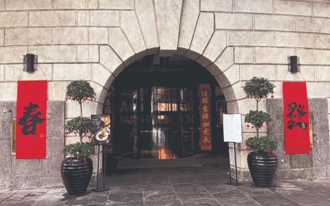 有网民上星期天看到这家酒店挂上“发”“春”的新春斗方后，在社媒发贴文，引起热议。（取自小红书）