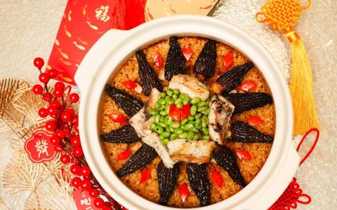 喜来登酒店中餐馆李白的马头鱼酿羊肚菌香芋煲饭，浓香四溢。（蔡家增摄）