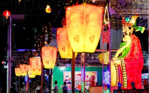 巨型财神爷装饰在ABC砖厂巴刹和熟食中心亮相，沿路挂起的灯笼在夜空下也显得格外醒目。（陈斌勤摄）