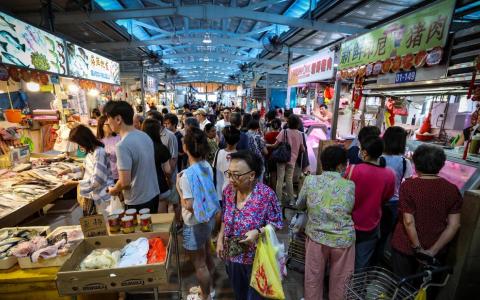 农历新年前的最后一个周末，黄埔、哥本峇鲁和顺福巴刹星期六（2月14日）一大早便人潮涌动，人们抓紧时间采购年菜食材，买气十足，巴刹里洋溢着浓浓的年味。（梁麒麟摄）