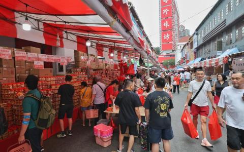 阿枝食品今年减少进货，星期六（2月14日）下午，许多热销糕饼已告售罄。（唐家鸿摄）