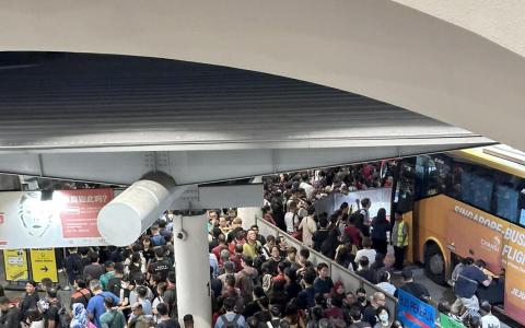 星期五晚上兀兰关卡离境等待巴士处人潮拥挤，不少人提前返乡过年。（取自脸书）