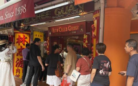 林志源肉干位于牛车水的门店外几天前筑起长龙，估计约有超过30人在现场排队。（冯凯麟摄）