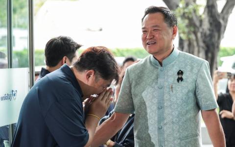 泰国看守首相阿努廷（右）领导的泰自豪党若能争取勇敢道德党加盟，将可与为泰党及其他数个小党派组成强大的联合政府，掌握国会三分二多数优势。（路透社）