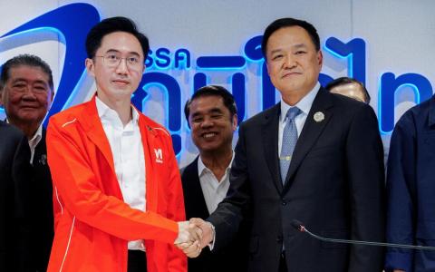 为泰党首相候选人裕差南（前排左）星期五（2月13日）前往泰自豪党总部，与看守首相及泰自豪党党魁阿努廷（右）一同在记者会上宣布，两党将结盟，共组联合政府。（路透社）