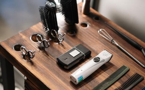 消协公布的调查显示，38.5%的受访者认为，在农历新年前一两周开始征收附加费是较为合理的时段。但也有近三分之一（28.87%）的受访者觉得，理发院在佳节期间不应该起价。（示意图／pixabay）