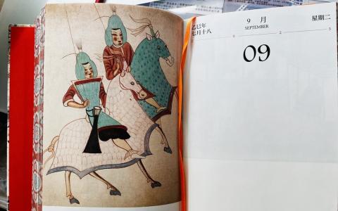 敦煌璧画中的马多是一身戎装的瘦马，气势昂然。如一副表现西魏时期的两个战士和胯下战马，都是穿戴由小型甲片编缀成的铠甲，为学者研究古代铠甲提供重要资料。（作者提供）