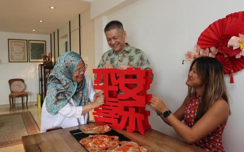 双节团圆乐融融 跨族夫妻不必争“回谁家过年”