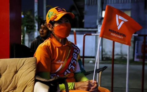 2月8日泰国大选当晚，守在人民党总部等待计票结果的支持者无不对初步成绩失望不已。（彭博社）