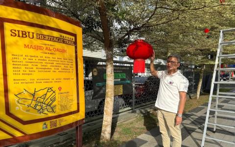 砂拉越教育、创新及才能发展部副部长安华拉拜日前在诗巫市的Al-Qadim回教堂附近挂上华人的红色大灯笼。（中国报）