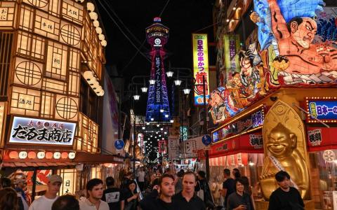 日本媒体报道，中国游客在春节假期期间预订的日本酒店中，超过一半已被取消。图为去年9月30日，游客在大阪中心区游览。（法新社）