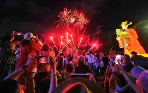 春到河畔在灿烂烟花秀中开幕 老照片特展回顾40载年味