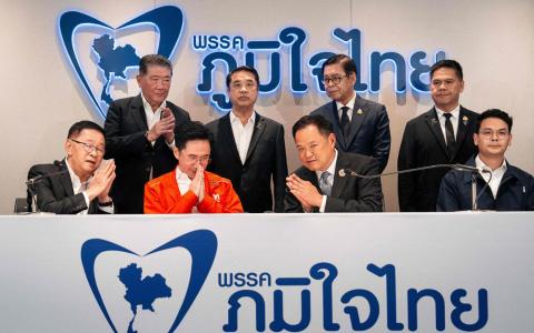 泰自豪党党魁阿努廷（前排右二）星期五（2月13日）在党总部召开记者会，宣布为泰党将加入执政联盟。出席记者会的包括为泰党首相候选人裕差南（前排左二）等为泰党高层。（法新社）