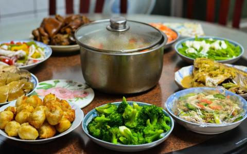 这些家庭聚会远不止于美食与欢笑的共享，更是孕育深沉喜悦与幸福的熔炉，锻造出一种根深蒂固的“在一起”的归属感。（图／iStock）