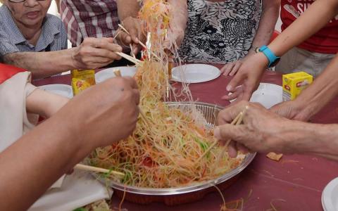 捞鱼生是本地华人新年独特的庆祝方式，带有吉祥寓意，祈求来年好运发大财。（海峡时报）