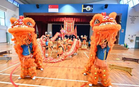 有些学校会花重金请舞龙舞狮队伍和财神爷到学校参与新年庆祝会，锣鼓喧天时刻就是整场新年庆祝会的高潮。（海峡时报）