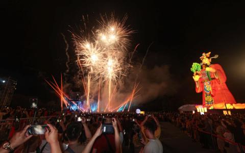 在数千人齐声的倒数中，丙午马年的首场金红色烟火，在零点准时绽放滨海湾花园夜空。（李冠卫摄）