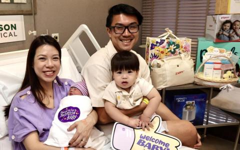 夫妻林文鸿（右一）和翁文敏（左一）在农历大年初一（2月17日）迎来二宝林凯胜（左二）。（邬福梁摄）