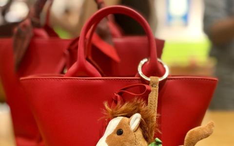 Longchamp小马哥挂饰很讨喜应景。（林方伟摄）