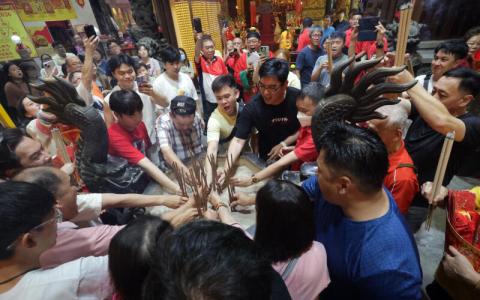 11名信众插头炷香迎接马年。（曾美玲摄）