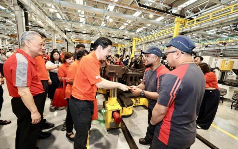 黄循财总理大年除夕向公交员工拜早年