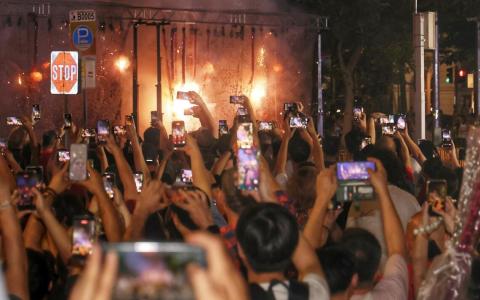 66串鞭炮齐燃放 赤马奔临牛车水