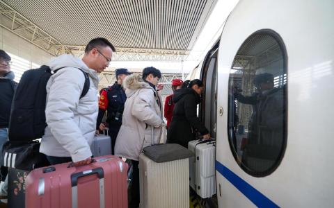 今年大年初一，中国跨区域人员流动量预计逾2.1亿人次。图为旅客在天津南站上车，摄于2026年2月12日。（新华社）