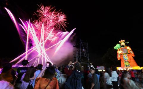 大年初一晚上，春到河畔燃放绚丽璀璨的烟花，寓意着新的一年万象更新。（王彦燕摄）