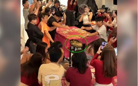 PropertyLimBrothers职员捞着捞着整盘鱼生掉落到地上。（社媒视频截图）