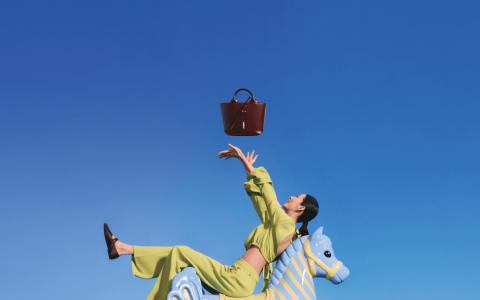 珑骧马年广告大片，突显马元素。（Longchamp图片）