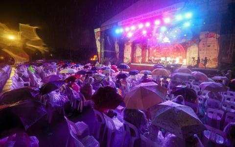 大年初三春到河畔电影之夜 大雨浇不熄观众热情 