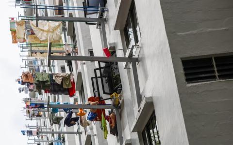 春节期间连日降雨，家家户户洗衣后衣物难以晾干。尽管星期五仍是阴天，不少人趁着暂时没下雨，把衣物晾在户外。（关俊威摄）