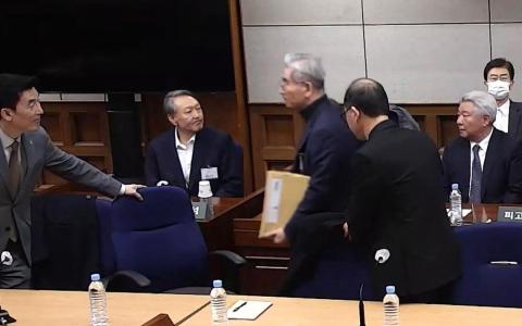 韩国前总统尹锡悦发动内乱案一审 判处无期徒刑 