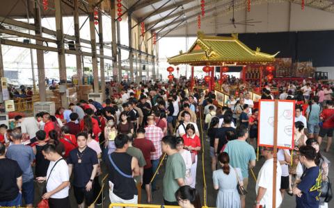 洛阳大伯公庙过去几天迎来众多年轻信徒拜太岁。（洛阳大伯公庙提供）