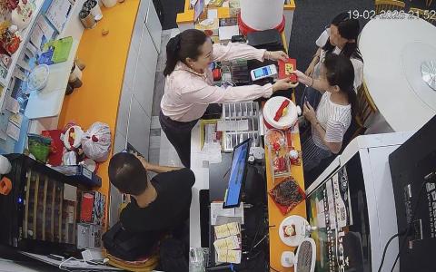 老板娘代行英封了两个红包给小姐妹。（受访者提供）