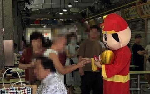 “财神爷”在明地迷亚巴刹与熟食中心售卖真字。（受访者提供）