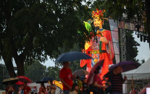 随着庆典一年比一年盛大，吸引越来越多海外游客共同参与。（档案照片）