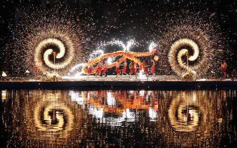 2月17日，民间艺人在中国湖北省襄阳市华侨城奇幻谷景区表演“火龙钢花”。 春节期间，各地民俗活动红火热闹、庆祝展演精彩纷呈、节日装饰耀眼璀璨，人们欢天喜地过大年。 （新华社）