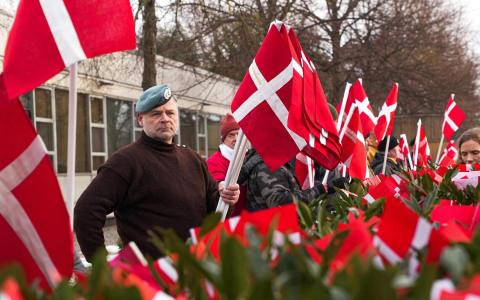 特朗普的“重锤”震荡美欧联盟结构，鲁比奥则试图修补裂痕。历史不会自动和解，但在共同风险的压力下，联盟往往能找到新的平衡点。图为1月31日，丹麦老兵以写着在阿富汗和伊拉克阵亡的丹麦军人名字的国旗，在美国大使馆外抗议特朗普的侮辱性讲话。（路透社）