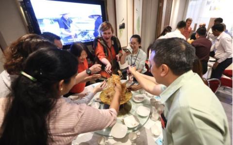 许多公司选择人日到餐馆捞鱼生，莆田星期一（2月23日）中午就迎来不少商务顾客。（潘丰源摄）