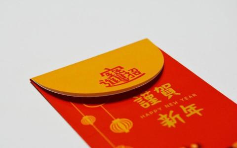 随着年龄增长，我们从理直气壮领红包的孩子，慢慢变成带着一点不好意思的大人。（取自Pixabay）