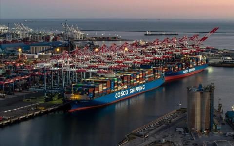 2月20日，美国加利福尼亚州长滩港的集装箱船。在美国最高法院驳回美国总统特朗普去年征收的许多关税后，他迅速采取行动以维护其贸易议程，对外国商品征收10%的全球关税，隔天再上调到15%。（彭博社）