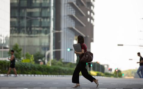 千禧与Z世代年轻人看好半年经济前景 比年长群体乐观