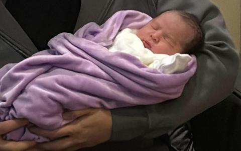 今年农历新年最早出生的四名港婴之中，又有一位女婴（图）具有大陆背景。她的父母是福建人，父亲这两年透过高端人才通行证计划移居香港。（香港01）