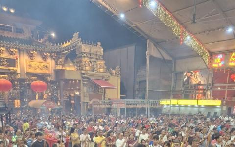 星期二晚上，年初八子时（11时），洛阳大伯公庙已有上千信众涌入参拜。（受访者提供）