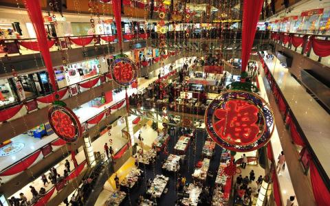 近年来，乌节路的农历新年装饰规模逐年缩减，公共空间的节日氛围愈发稀薄，那份记忆中的“年味”不如从前。（海峡时报）