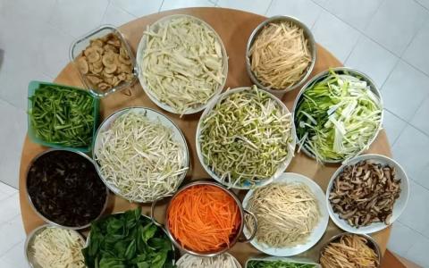 切成细丝的什锦菜配料，有多达二十几种。（作者提供）
