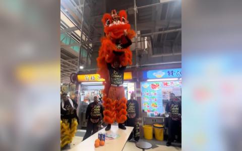 醒狮队员进行采青时，被指在餐桌上表演，让人感觉不卫生。（取自TikTok）