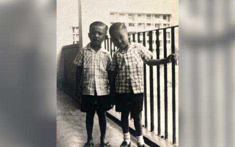 作者（左）和四哥于1962年春节第一次照相，四哥对着镜头颇为好奇。（作者提供）